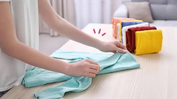 Cara melipat kaos agar tidak kusut