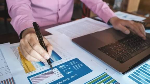 Dokumentasi transaksi penjualan bisnis secara rapi